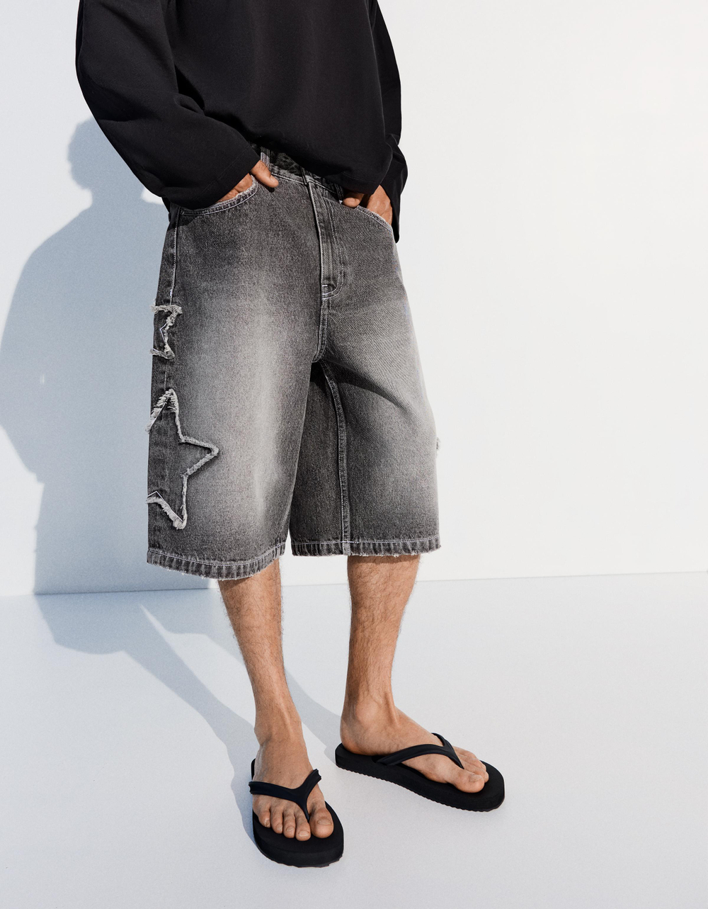 Мужские бермуды baggy fit с нашивками - BERSHKA