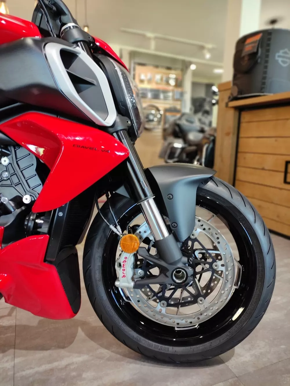 Ducati Diavel V4 (2023) RED новый