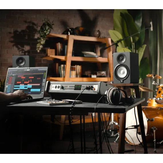 Universal Audio Volt 876 Silver