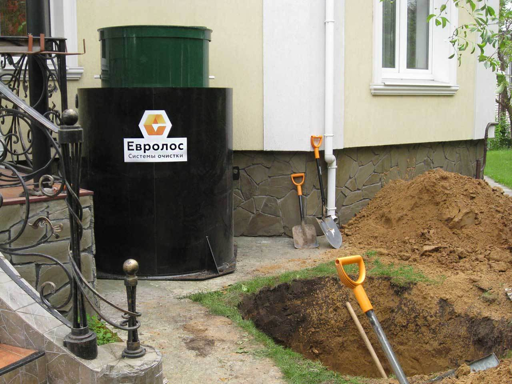 Станция биологической очистки Евролос Био 4 PR 2 150 л. вертикальная / 800 л. в сутки / 4 чел. / принудительный сброс / насосная аэрация (140x140x190см;144кг;черный) - арт.556049