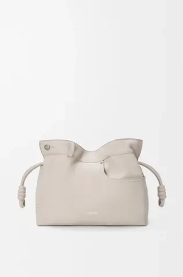 Loewe Сумка-клатч среднего размера Panta Flamenco из блестящей телячьей кожи, экрю