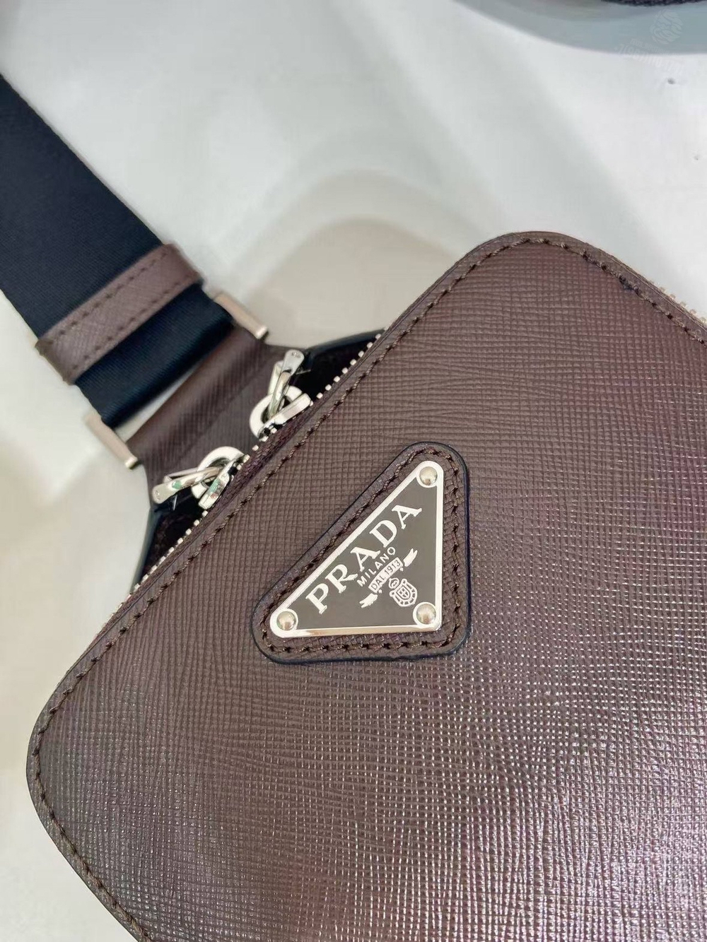 Нагрудная сумка-слинг Prada