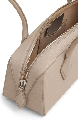 ALAÏA СУМКА LE TECKEL ИЗ КОЗЬЕЙ КОЖИ, СЕРЫЙ
