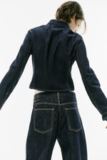 ПРИТАЛЕННАЯ ДЖИНСОВАЯ КУРТКА TRF С ЗАСТЕЖКОЙ НА ТЕСЬМУ — ZARA