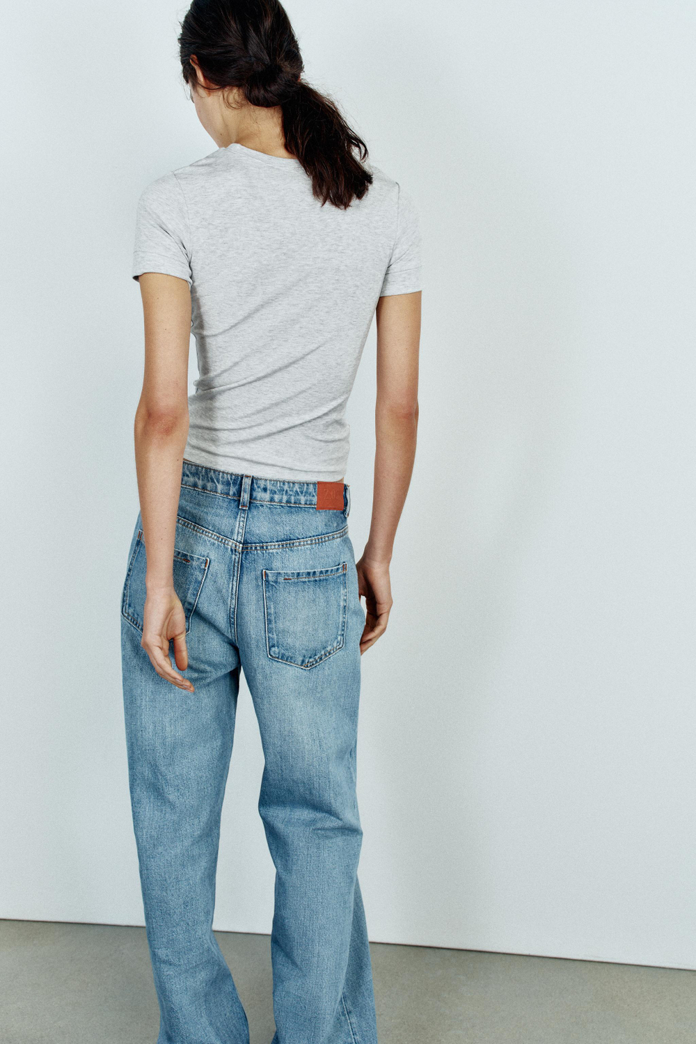 МИНИМАЛИСТИЧНАЯ ФУТБОЛКА С КОРОТКИМИ РУКАВАМИ — ZARA