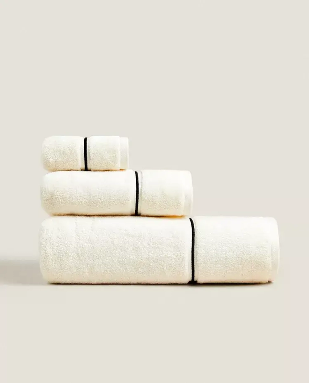 ZARA HOME ПОЛОТЕНЦЕ С ВЫШИТОЙ КАЙМОЙ, ЭКРЮ/ЧЕРНЫЙ