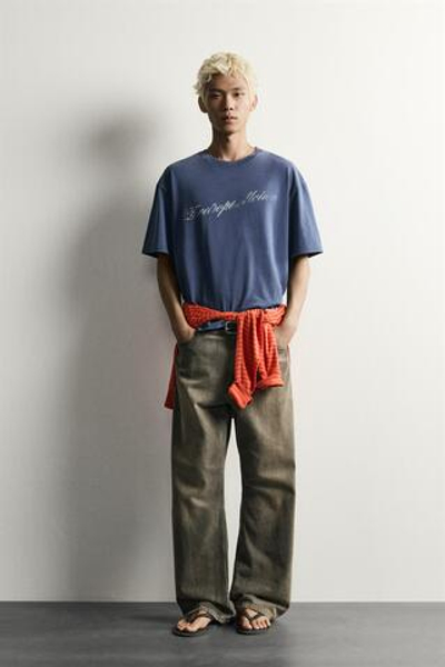 ФУТБОЛКА КРОЯ BOXY FIT С ЭФФЕКТОМ ПОТЕРТОСТИ И ПРИНТОМ — ZARA