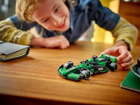 Конструктор LEGO Speed Champions 77247 Гоночный автомобиль KICK Sauber F1 Team C44
