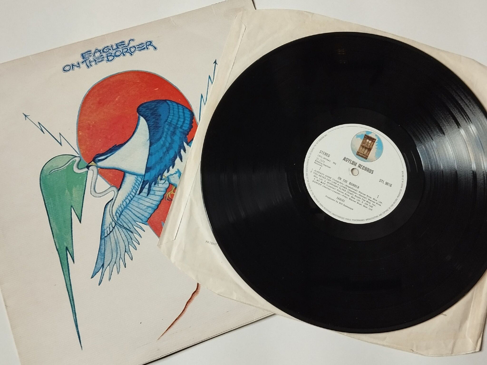 Винтажная виниловая пластинка LP Eagles On The Border (UK 1974)