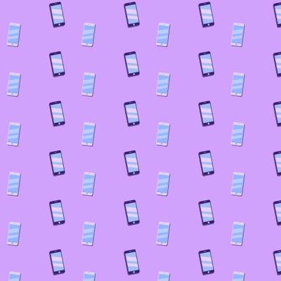 Светлые и темные смартфоны на сиреневом фоне