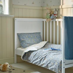 IKEA GULDVÄVARE  (ИКЕА ГУЛДВЭВАРЕ)  -  Пододеяльник с наволочкой для детской кроватки - синий/белый цветочный узор 110x125/35x55 см