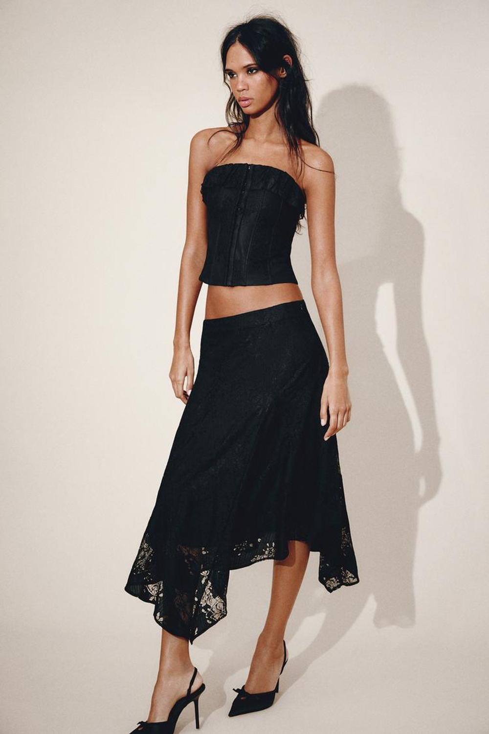 ZARA АСИММЕТРИЧНАЯ КРУЖЕВНАЯ ЮБКА МИДИ, ЧЕРНЫЙ