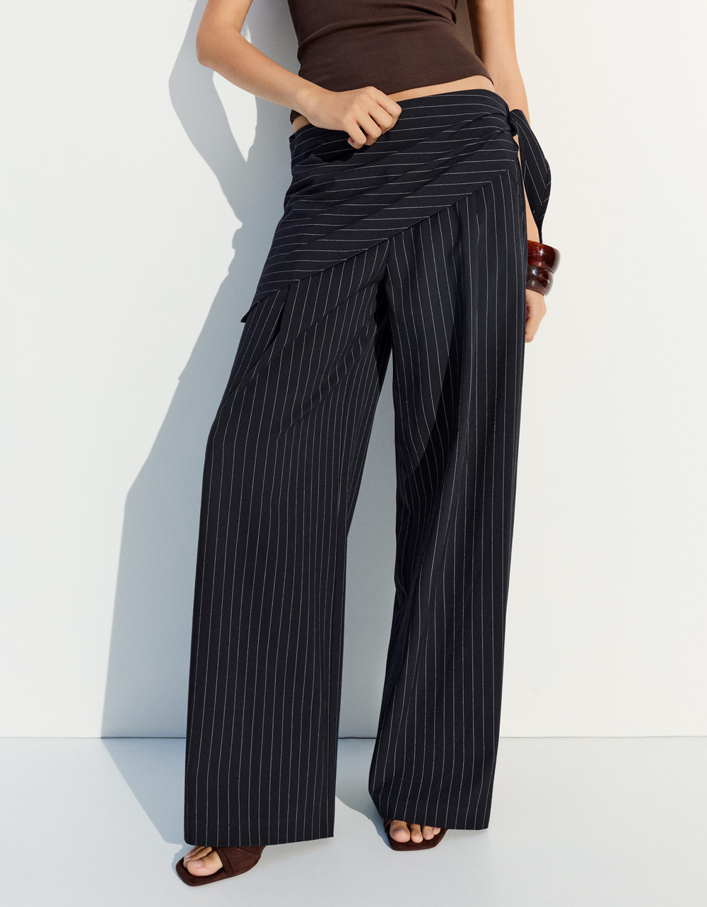 Женские брюки с защипами и платком - BERSHKA
