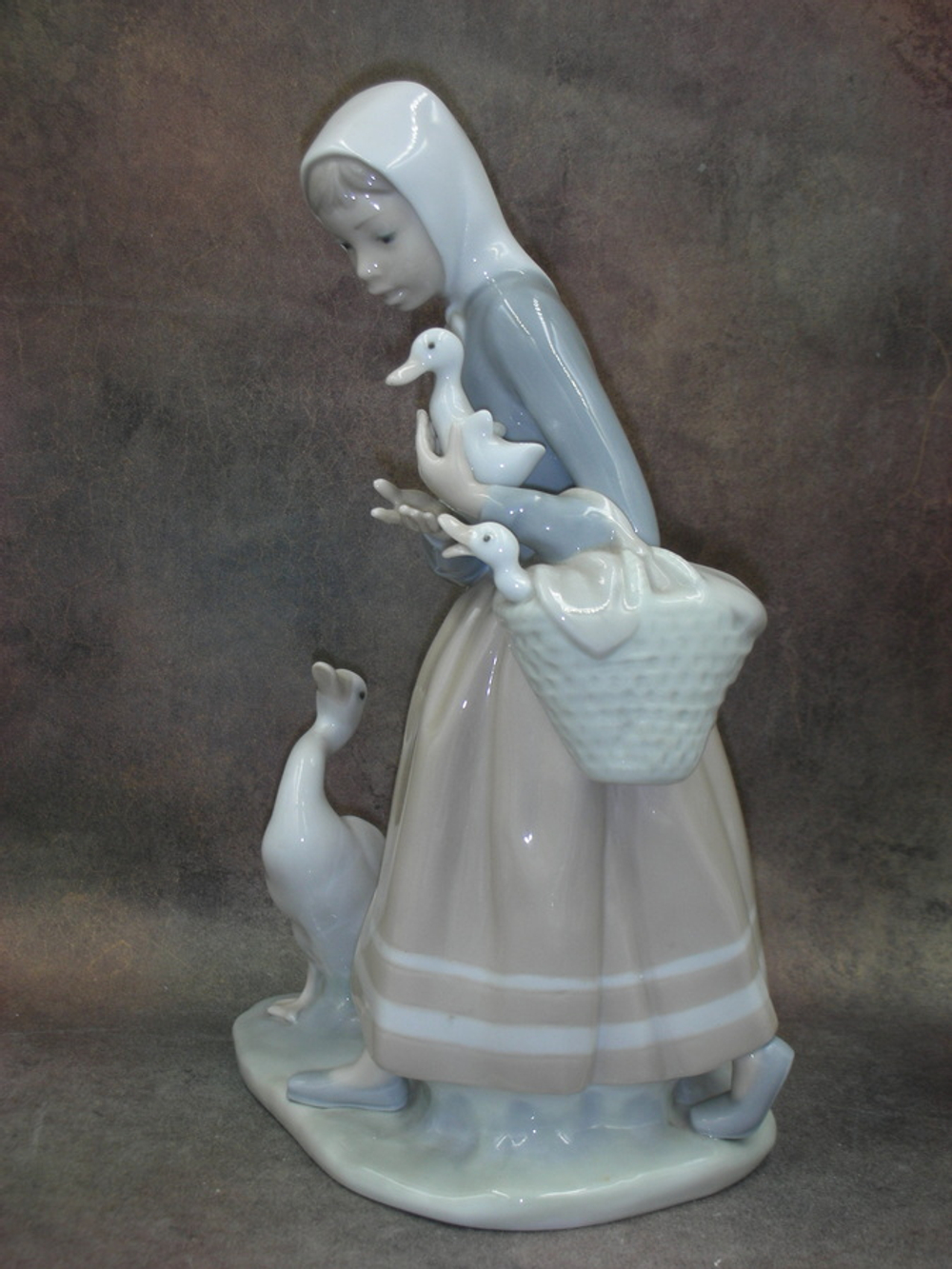 Статуэтка. Фарфор. Девушка с гусями. Lladro. Испания
