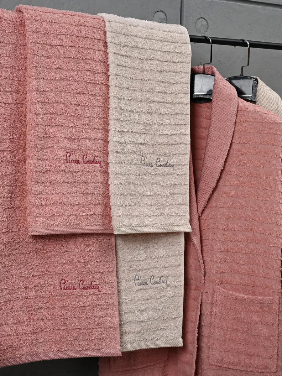 AST00051 PIERRE CARDIN HOME Набор 2 халата 2 полот. для лица 50х90 2 для тела 70х140 жаккарда с логотипом розовы-крем — фото 4