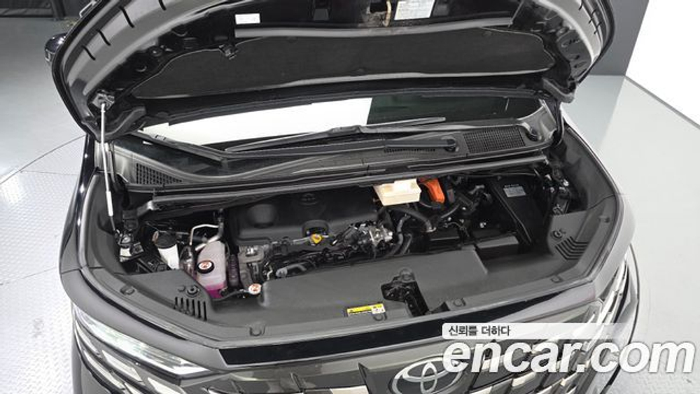 Toyota Alphard 2.5 HEV Executive AWD — 2025