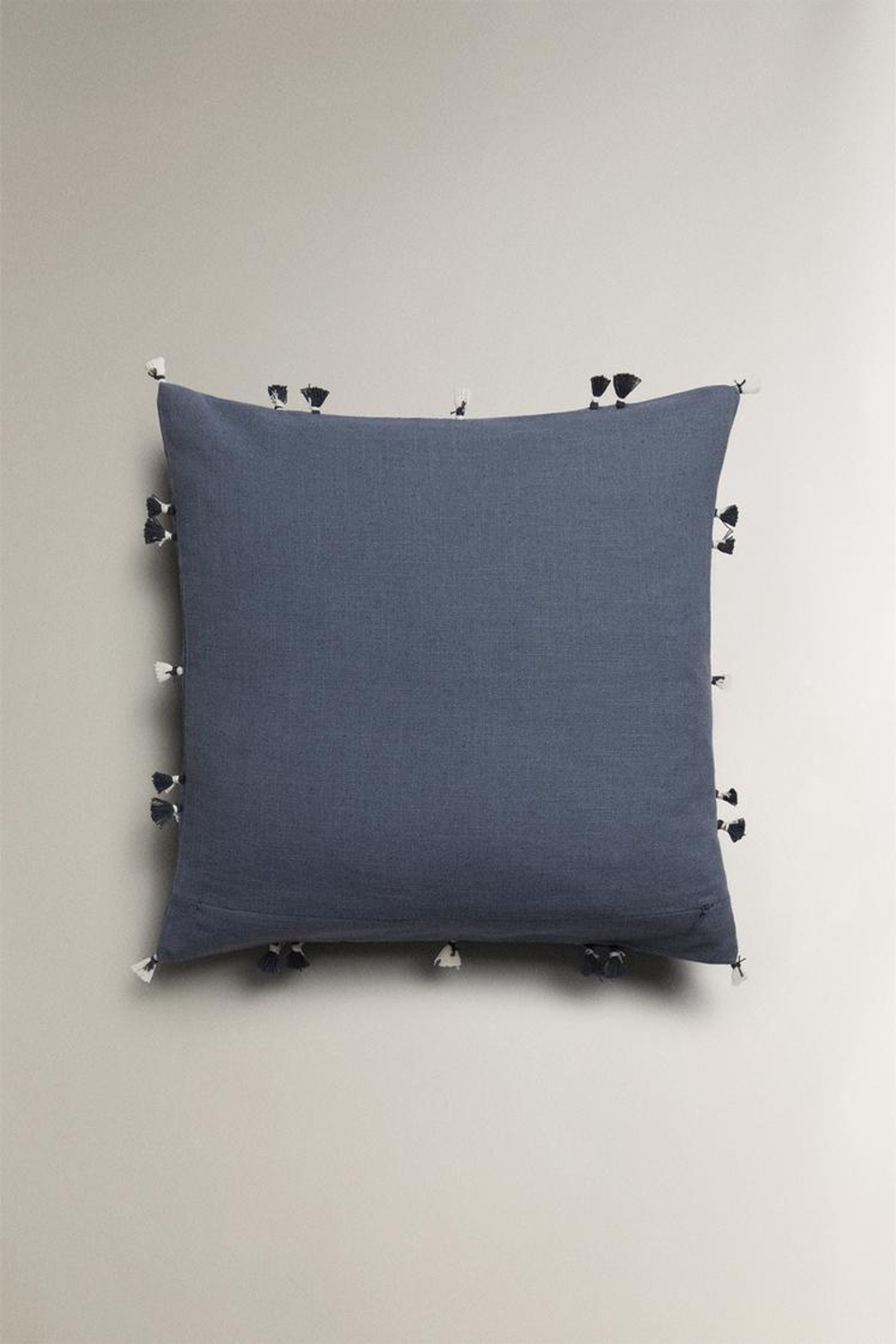 ZARA HOME ЧЕХОЛ ДЛЯ ДЕКОРАТИВНОЙ ПОДУШКИ С КИСТОЧКАМИ, СИНИЙ