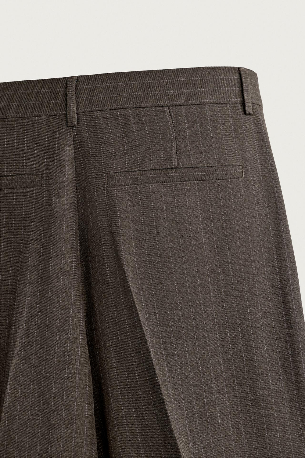 ZARA КОСТЮМНЫЕ БРЮКИ В ТОНКУЮ ПОЛОСКУ СО СКЛАДКАМИ, КОРИЧНЕВЫЙ