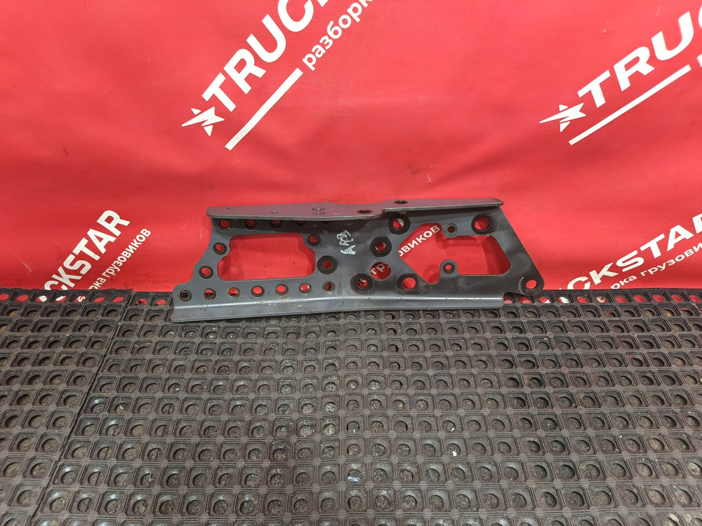 Кронштейн усилителя бампера правый