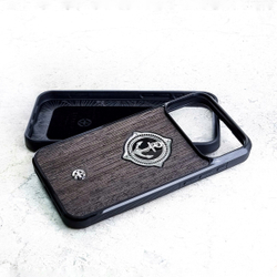 Чехол iPhone 18 Pro Premium Mariner Bog Oak на белом мраморе — мореный дуб с текстурой дерева, серебряный якорь с компасом, шильд Euphoria HM