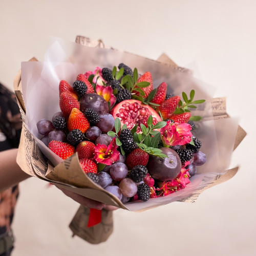 Фруктовый букет из граната, маракуйи, винограда, ежевики, клубники и альстромерии