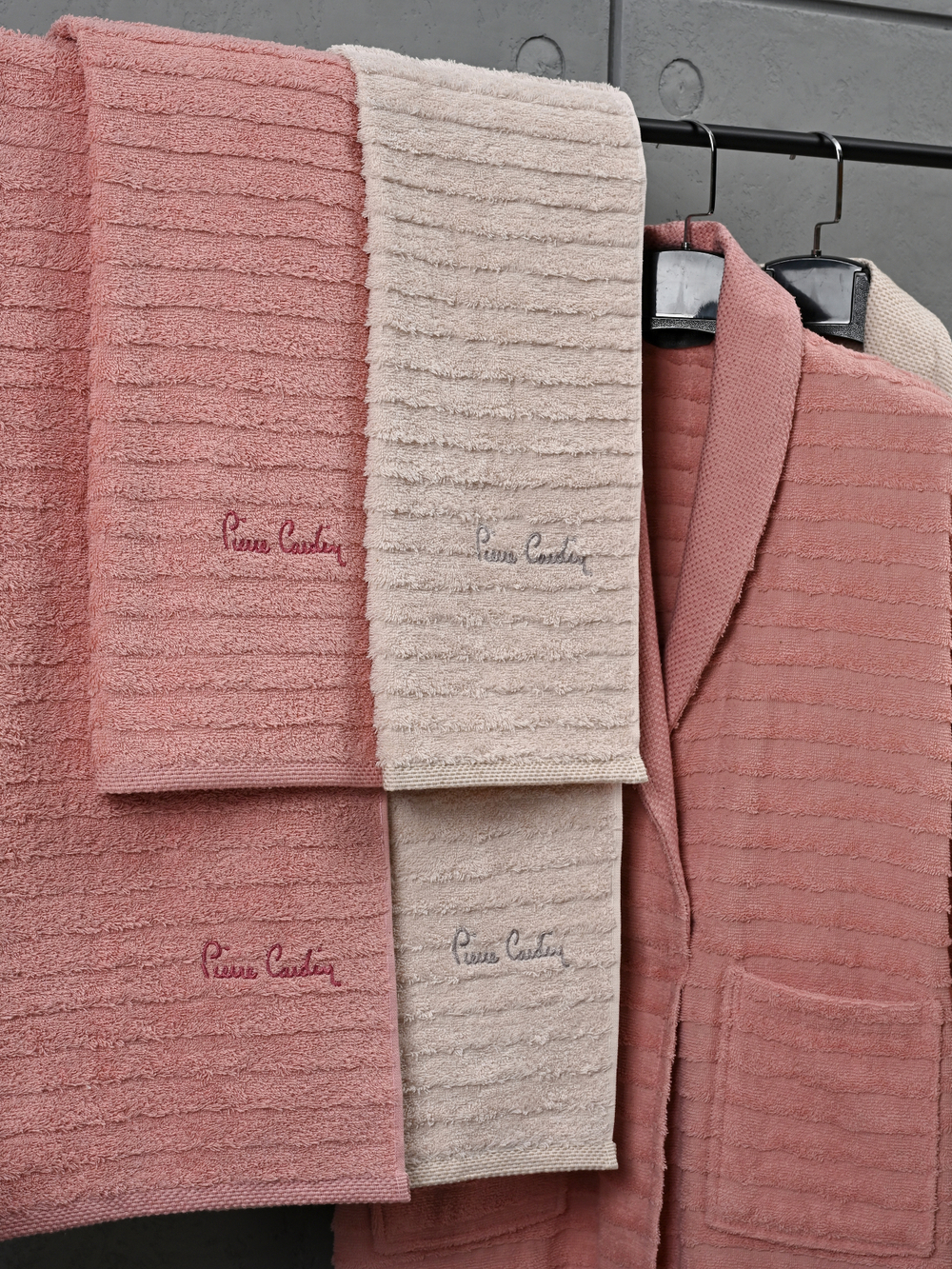 AST00051 PIERRE CARDIN HOME Набор 2 халата 2 полот. для лица 50х90 2 для тела 70х140 жаккарда с логотипом розовы-крем