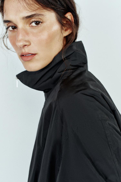ZARA СТЕГАНАЯ КУРТКА С ВОРОТНИКОМ-СТОЙКОЙ, ЧЕРНЫЙ