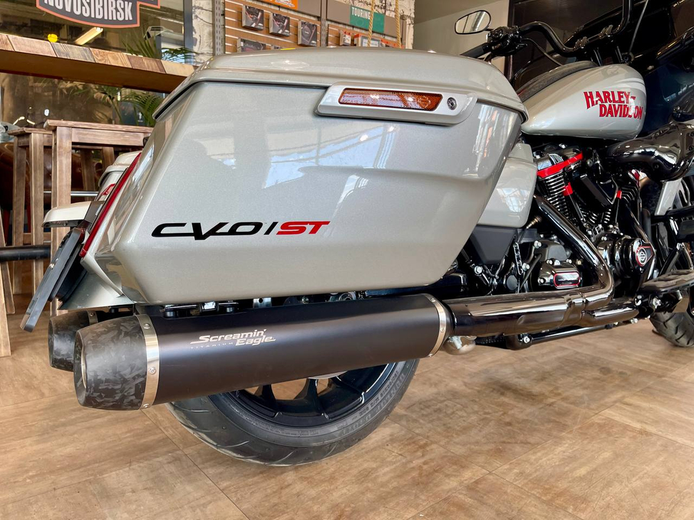 CVO Road Glide ST 121 (Mercury Silver) 2025 с НДС