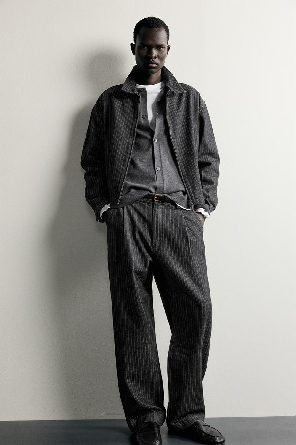 ZARA БРЮКИ ЧИНОС RELAXED FIT СО СКЛАДКАМИ, СЕРЫЙ