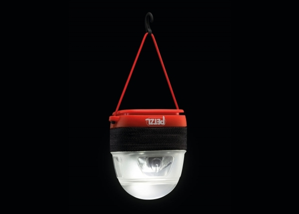 Кейс для налобных фонарей Petzl, который рассеивает свет в режиме кемпинговой лампы