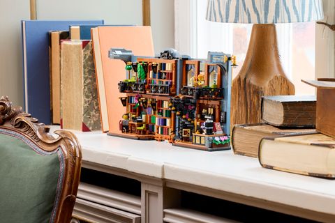 Конструктор LEGO Icons 11379 Bookstore: Book Nook