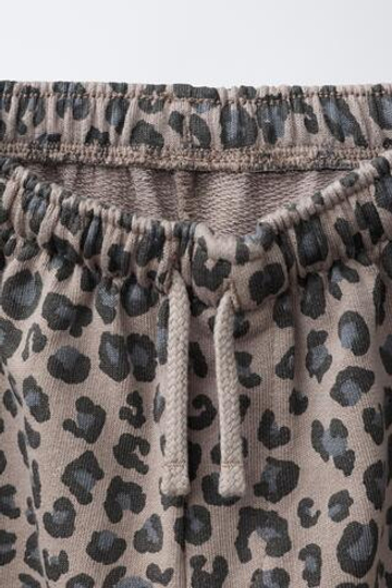 ZARA БРЮКИ-БАНАНЫ ИЗ ФУТЕРА С АНИМАЛИСТИЧНЫМ ПРИНТОМ, СВЕТЛО-СЕРЫЙ