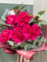 Букет Liana Flowers, каскадный, из французских роз, 5 шт, высота 60 см, с эвкалиптом