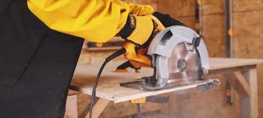 Циркулярная пила INGCO CS18538 INDUSTRIAL 185х20 мм 1,4 кВт