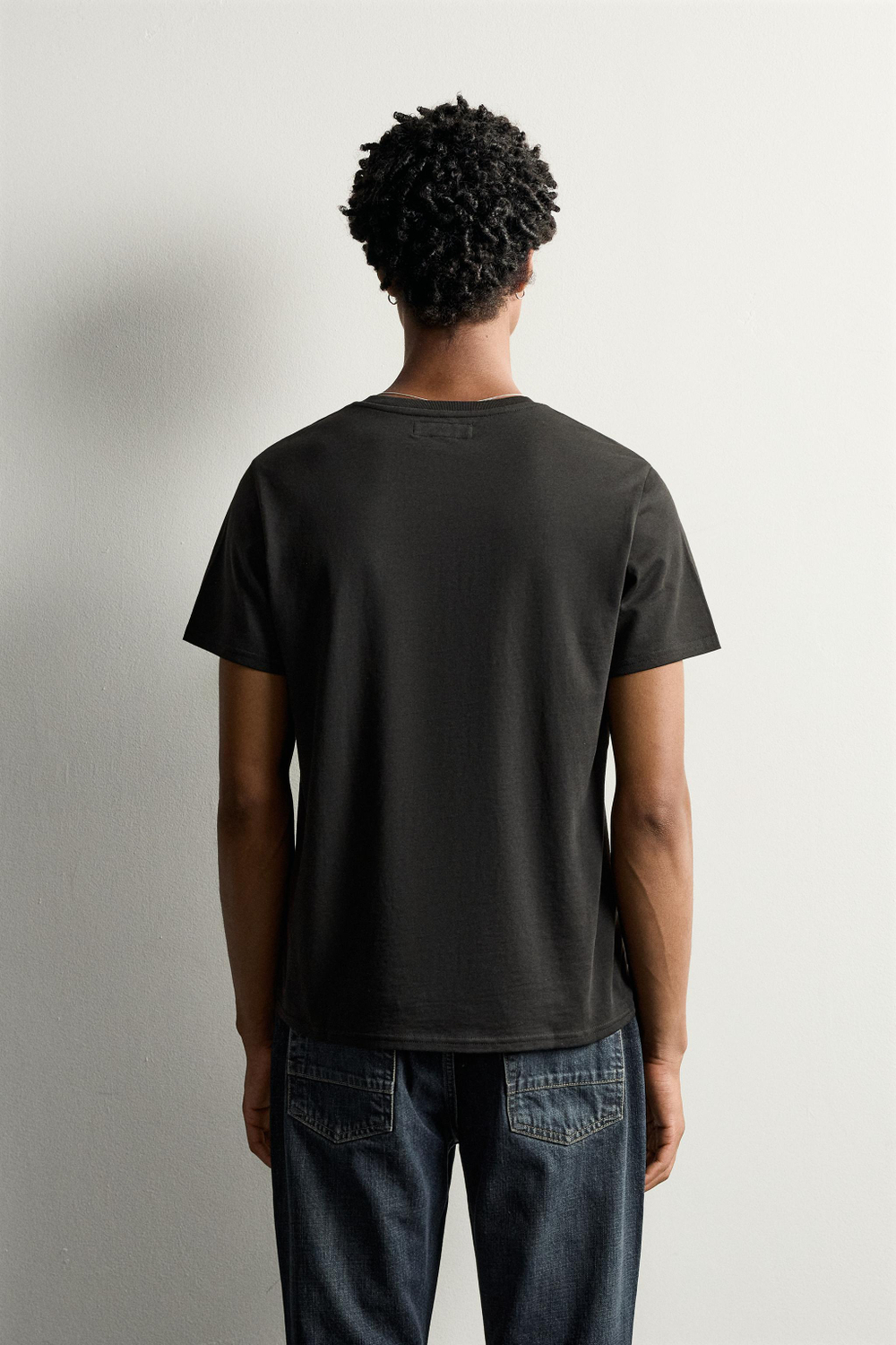 ФУТБОЛКА SLIM FIT С V-ОБРАЗНЫМ ВЫРЕЗОМ — ZARA