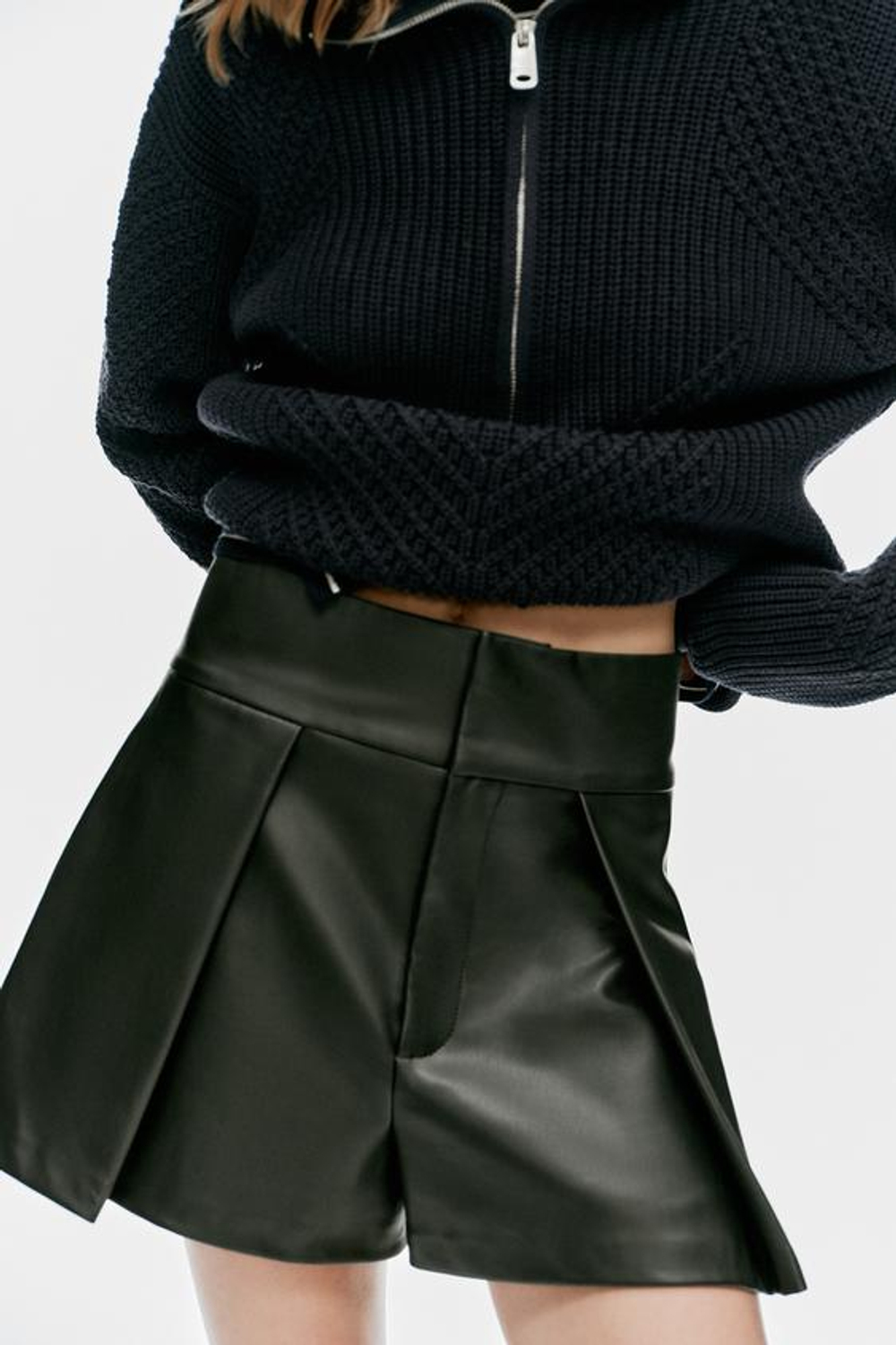 ZARA ШОРТЫ ИЗ ИСКУССТВЕННОЙ КОЖИ СО СКЛАДКАМИ, ТЕМНО-ЗЕЛЕНЫЙ