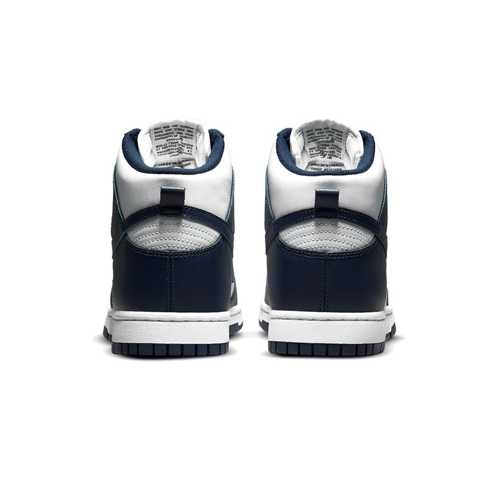 alt="Синий логотип Swoosh и перфорация на носке Nike Dunk High Championship Navy"