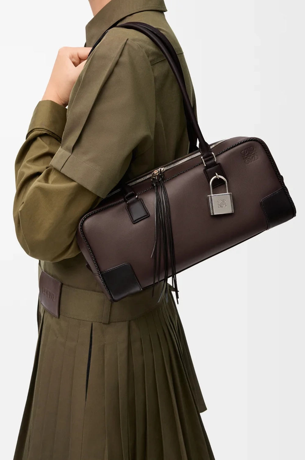 Loewe Укороченная сумка Amazona 31 из классической телячьей кожи, темно-каштановый