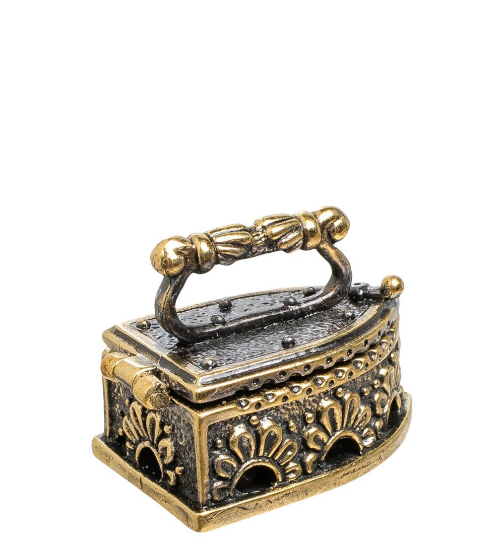 Народные промыслы AM-1482 Фигурка «Утюг с галечкой» (латунь, янтарь)