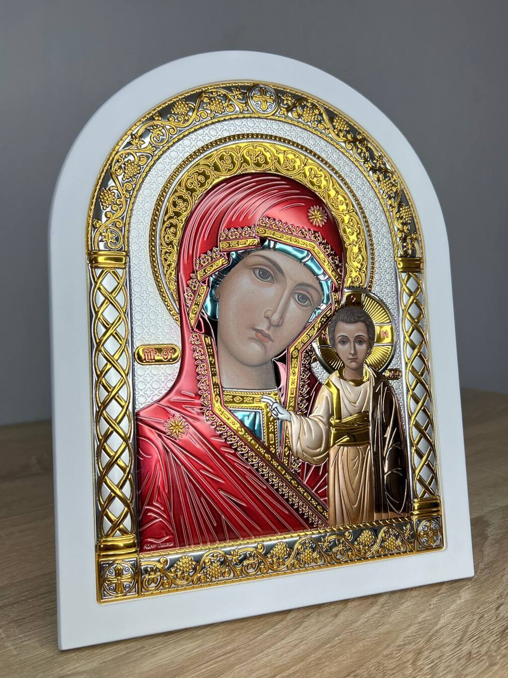Казанская БМ, икона арочная, белое дерево, эмаль 175х225 — детальный вид
