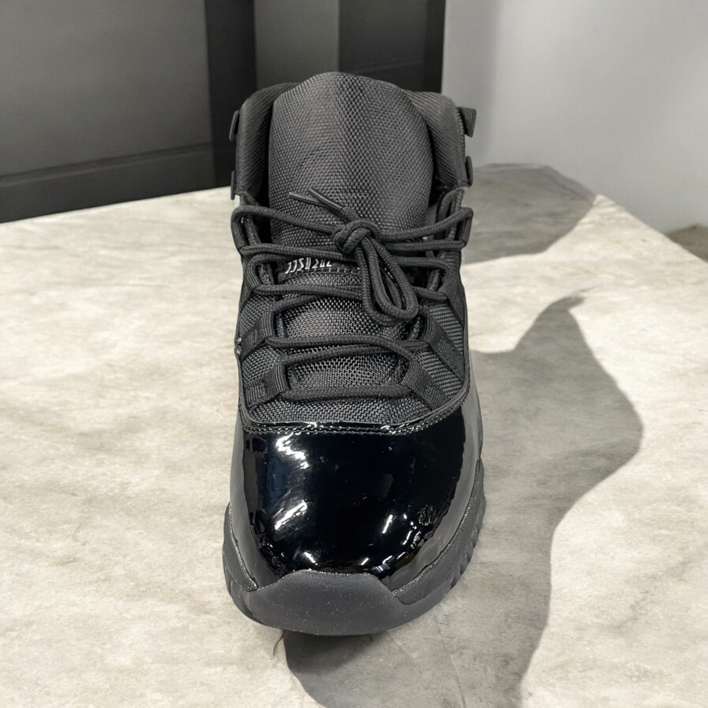 Nike Air Jordan 11 • Retro Cap and Gown