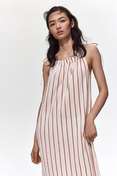 Платье на завязывающихся бретелях из жатой ткани - H&M