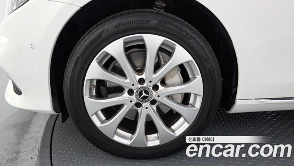 Mercedes-Benz E-Class E300 4MATIC Exclusive — 2019