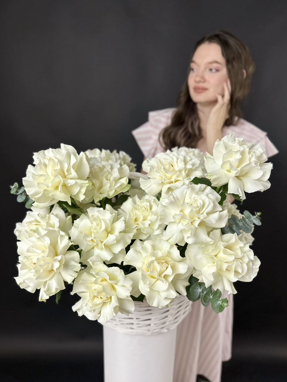 Bouquet of 25 white French Blanche roses in a basket