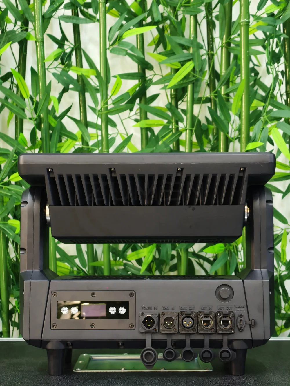 MW1000-IP — подвижный Wash 24×40 Вт + 24×6 Вт RGBW с DMX Frost IP65
