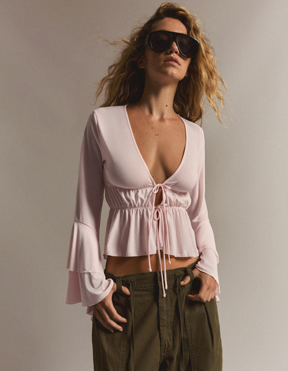 Женская футболка из струящейся ткани с воланами - BERSHKA