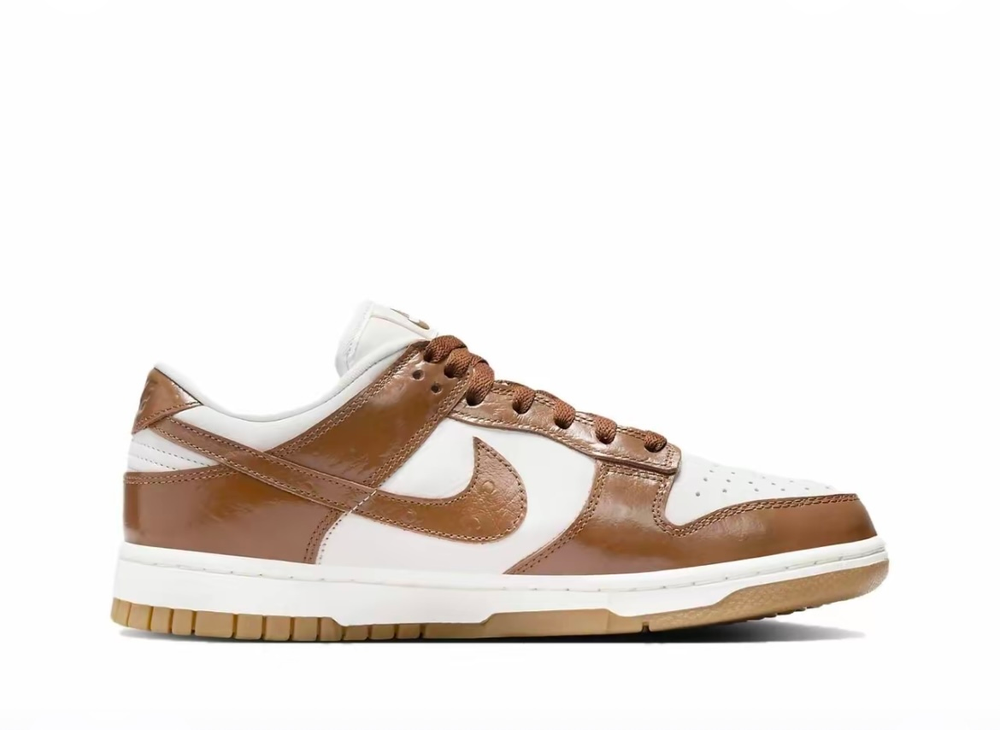 alt="Кроссовки Nike Dunk Low Ale Brown арт. FJ2260-001 белая расцветка с коричневыми фактурными накладками вид спереди"