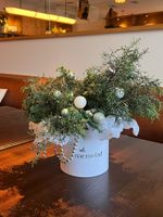 Композиция из хвои с можжевельником и шариками