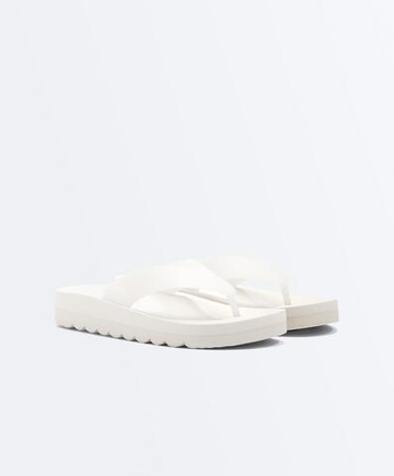 OYSHO Пляжные сандалии на платформе, белый