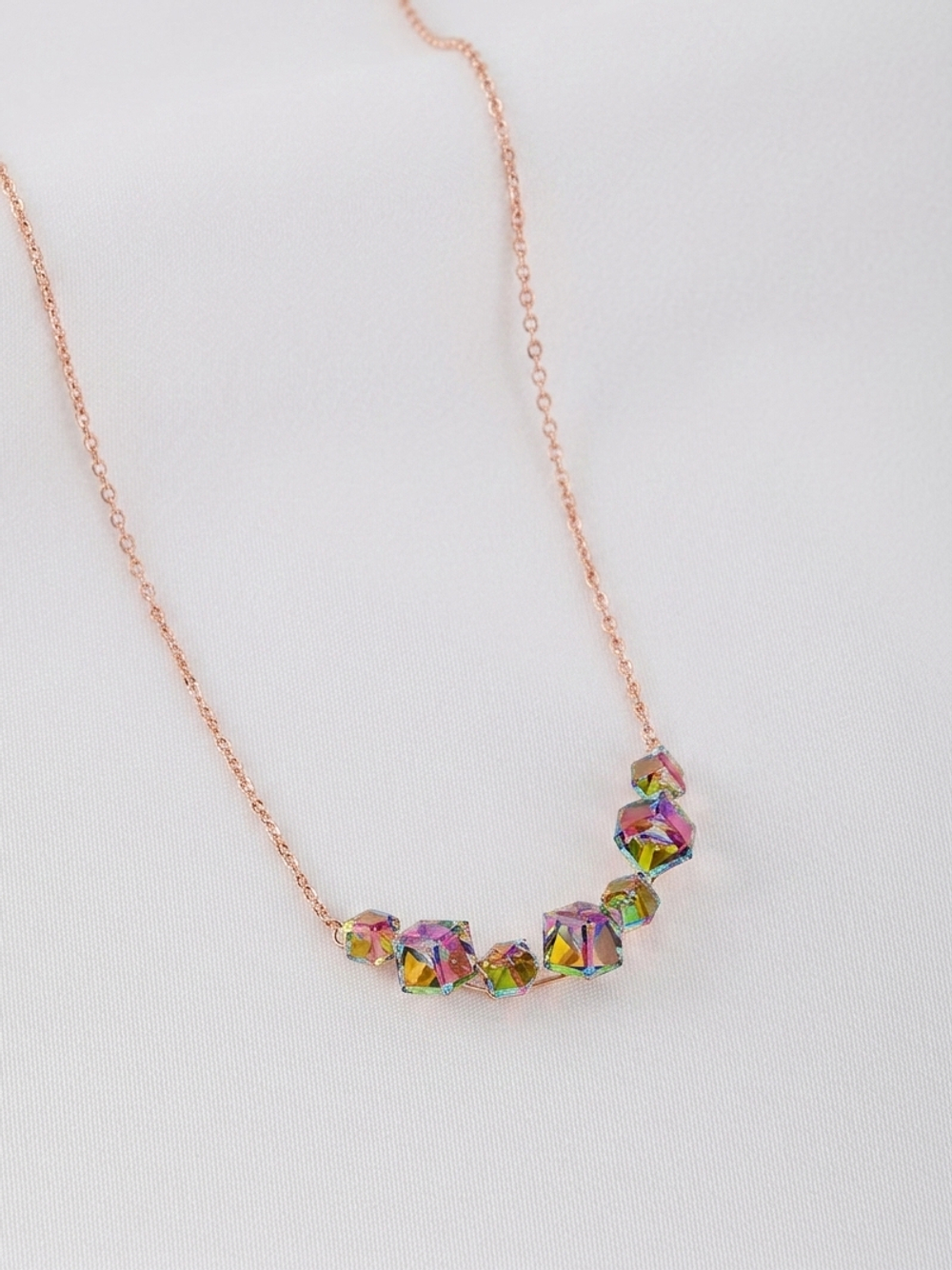 Колье дуга Мираж с зелеными кристаллами Swarovski